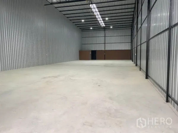 คลังสินค้า ให้เช่าในKhlong Luang, Pathum Thani - ภายในโกดังโล่ง เพดานโครงเหล็กสูง มีสกายไลท์และไฟ LED พื้นคอนกรีตเรียบ
