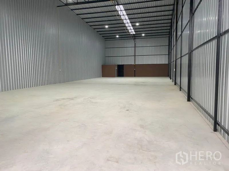 คลังสินค้า ให้เช่าในKhlong Luang, Pathum Thani - ภายในโกดังโล่ง เพดานโครงเหล็กสูง มีสกายไลท์และไฟ LED พื้นคอนกรีตเรียบ