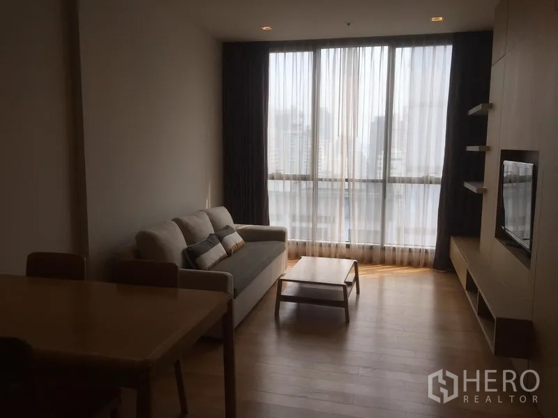 คอนโด ให้เช่าหรือขายในWatthana, Bangkok - ห้องนั่งเล่นมีโซฟา ชั้นวางทีวี โต๊ะกลาง และหน้าต่างบานใหญ่ชมวิวเมือง