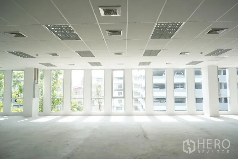 สำนักงาน ให้เช่าในBang Na, Bangkok - ภายในสำนักงานโล่งสว่าง มีหน้าต่างสูง เพดานแขวนพร้อมโคมไฟและช่องแอร์ จัดผังแบบโอเพนสเปซ
