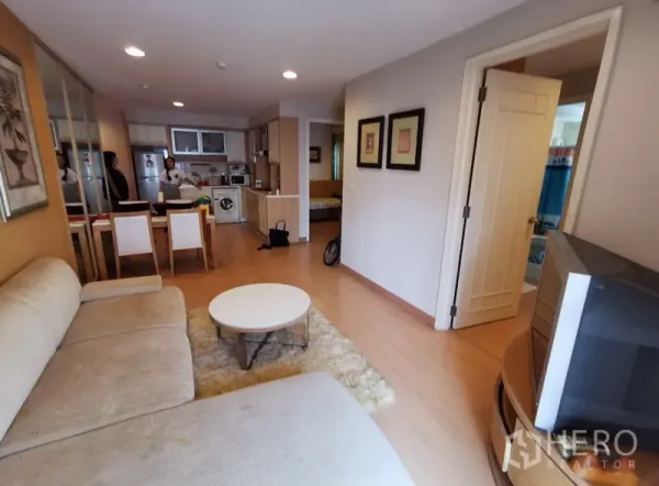 公寓 出售在Sathon, Bangkok - 开放式客餐厅与小厨房，内置橱柜和洗衣机的两卧公寓