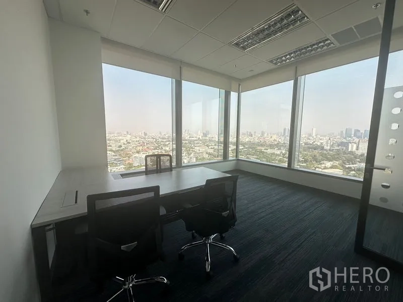 สำนักงาน ให้เช่าในRatchathewi, Bangkok - ออฟฟิศส่วนตัวมุมอาคาร หน้าต่างใหญ่และโต๊ะทำงานสองชุด