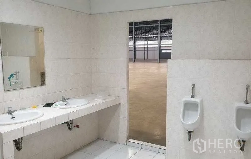 คลังสินค้า ให้เช่าในMueang Samut Prakan, Samut Prakan - อ่างล้างมือและโถปัสสาวะ เปิดเชื่อมสู่พื้นที่โกดัง