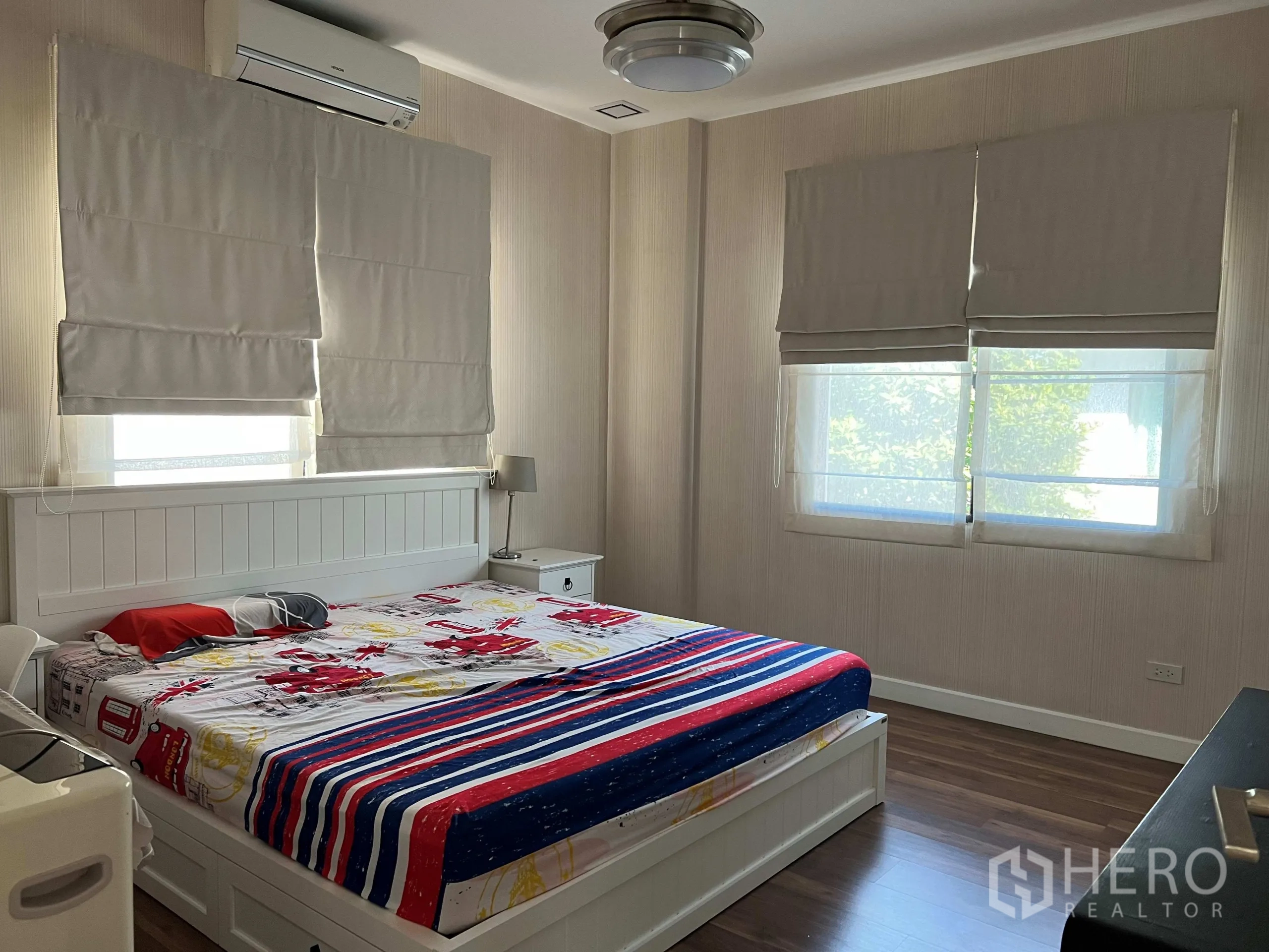 Detached House for rent in Prawet, Bangkok - Secondary bedroom with double bed, Roman blinds and wall-mounted air-conditioner.