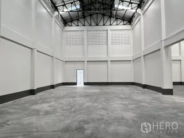 คลังสินค้า ให้เช่าในMueang Samut Sakhon, Samut Sakhon - พื้นที่เก็บของโล่งกว้าง ผนังสูง พื้นคอนกรีต ประตูด้านข้าง และหลังคาฉนวน