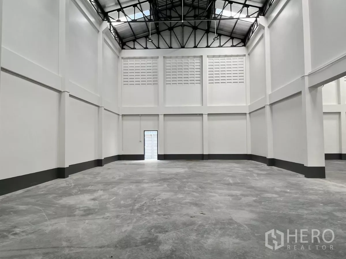 คลังสินค้า ให้เช่าในMueang Samut Sakhon, Samut Sakhon - พื้นที่เก็บของโล่งกว้าง ผนังสูง พื้นคอนกรีต ประตูด้านข้าง และหลังคาฉนวน