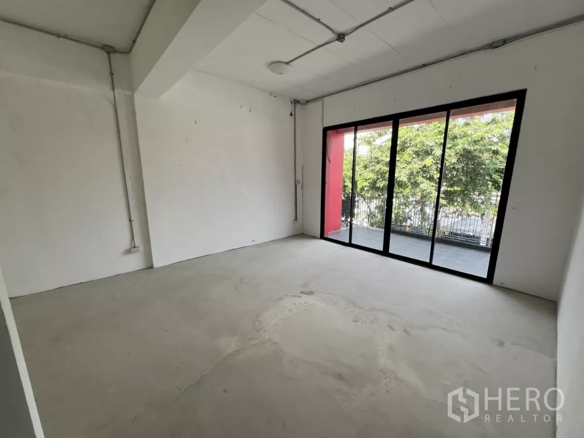 零售空间 出租在Khlong Toei, Bangkok - 明亮白色房间，透过大推拉门通向阳台与绿景。