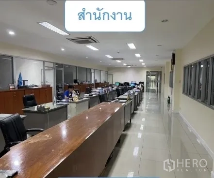 货栈 出租在Mueang Pathum Thani, Pathum Thani - 开放式办公区，长工作台、窗户与吊顶空调