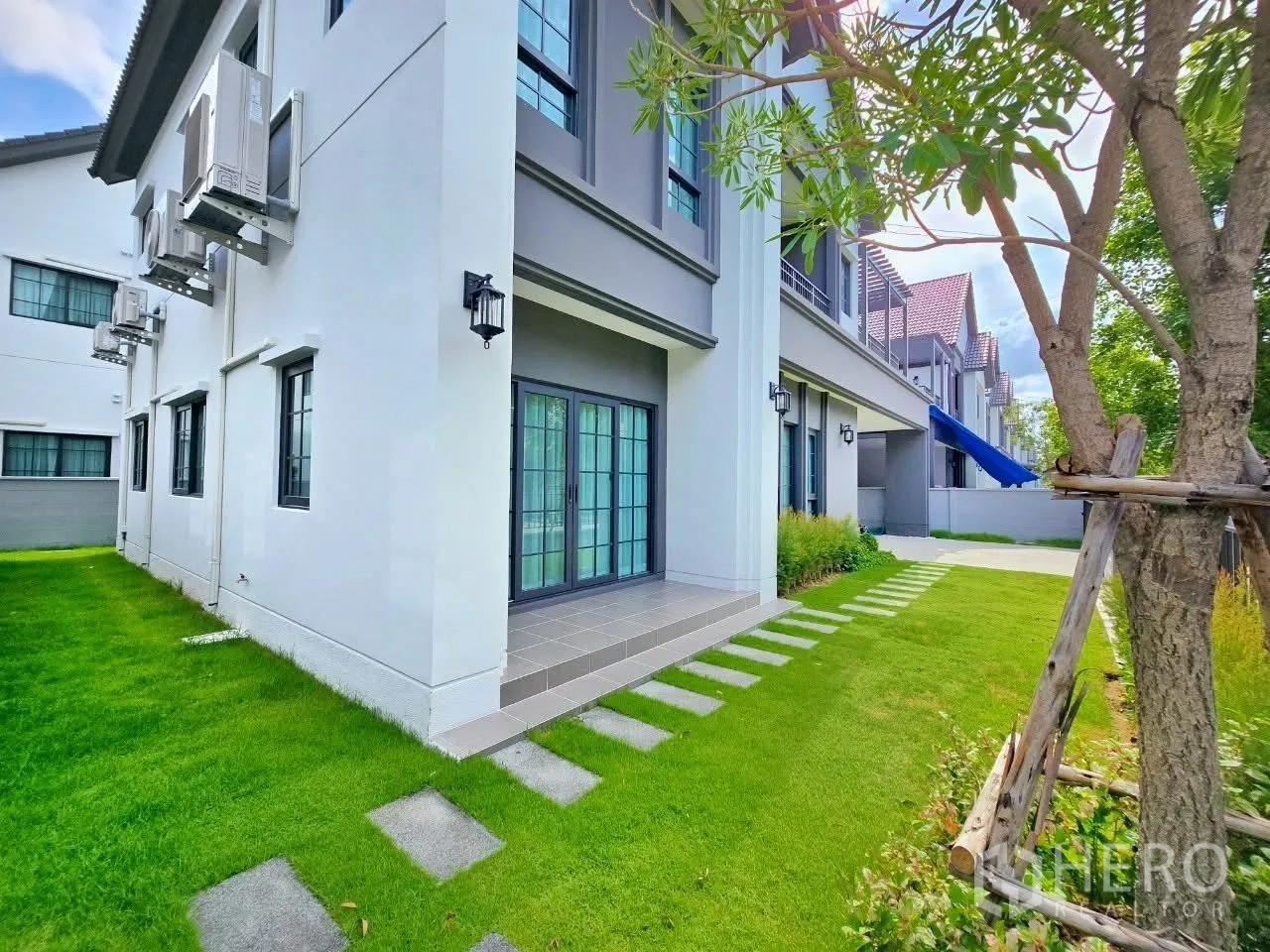 独栋房屋 for rent in Bang Phli, Samut Prakan - 绿意花园与外立面，设踏步石小径