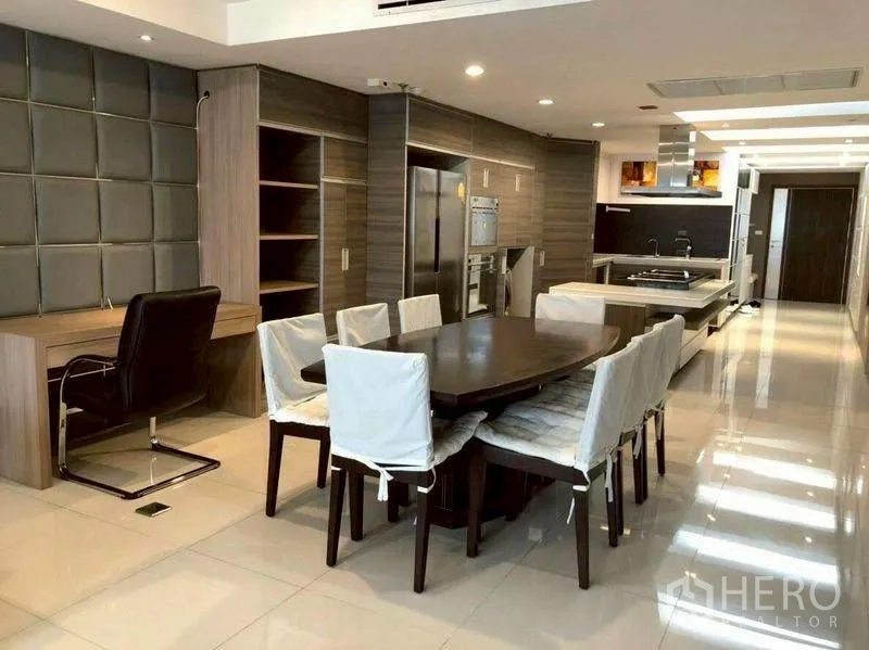 公寓 for rent or sale in Watthana, Bangkok - 餐区配长桌与办公位，后方为通长厨房。