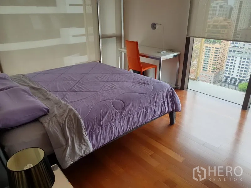 คอนโด ให้เช่าในPathum Wan, Bangkok - ห้องนอนใหญ่มีหน้าต่างบานใหญ่ มุมโต๊ะทำงาน และวิวสกายไลน์กรุงเทพฯ