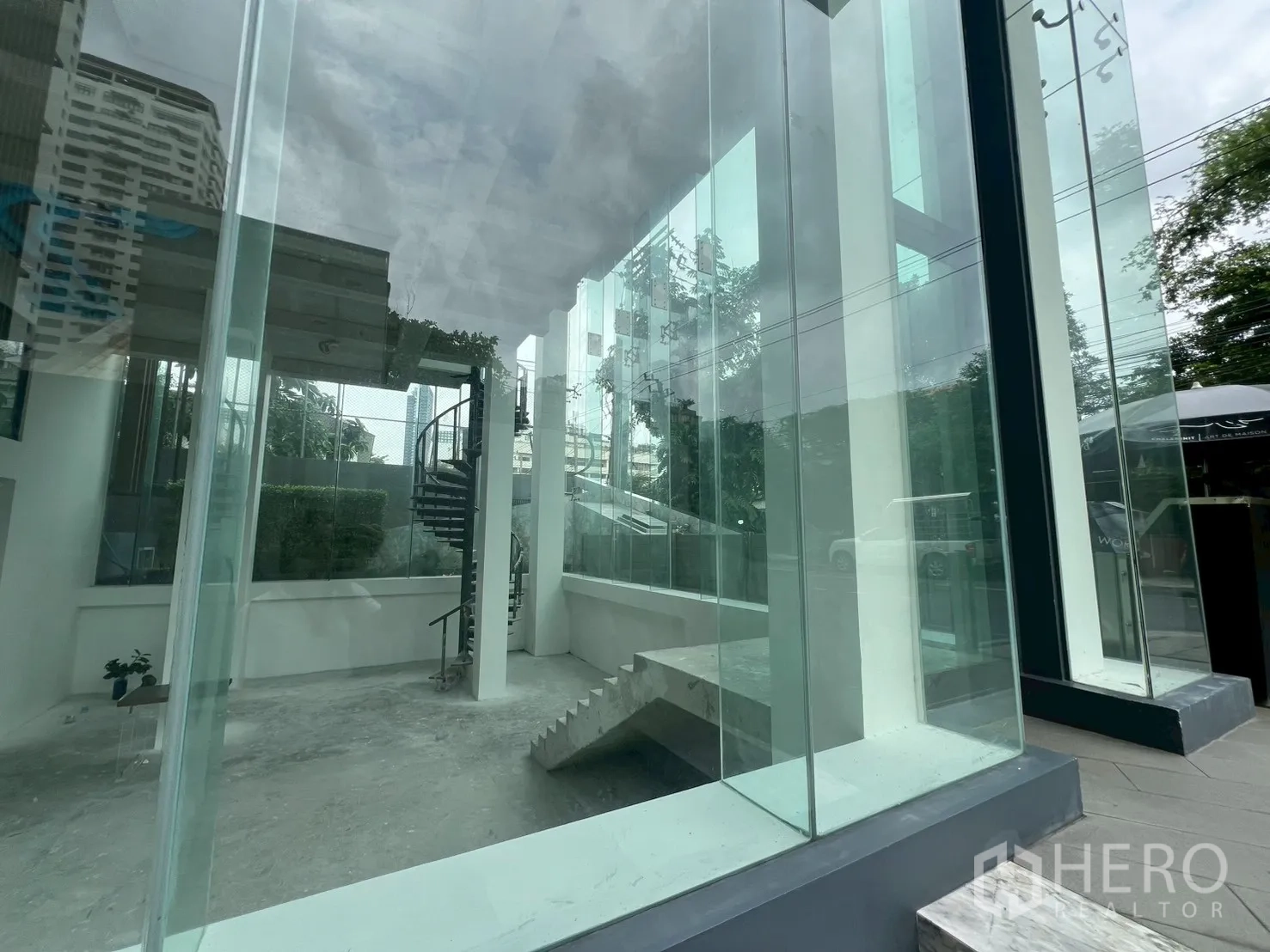 พื้นที่ขายปลีก ให้เช่า - มุมภายในที่เห็นบันไดเวียนและหน้าต่างโชว์สินค้าขนาดใหญ่