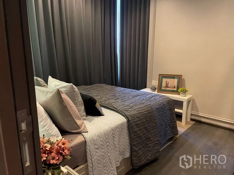 คอนโด ให้เช่าหรือขายในWatthana, Bangkok - ห้องนอนเตียงคู่ ผ้าม่านทึบสีเข้ม และโต๊ะหัวเตียง