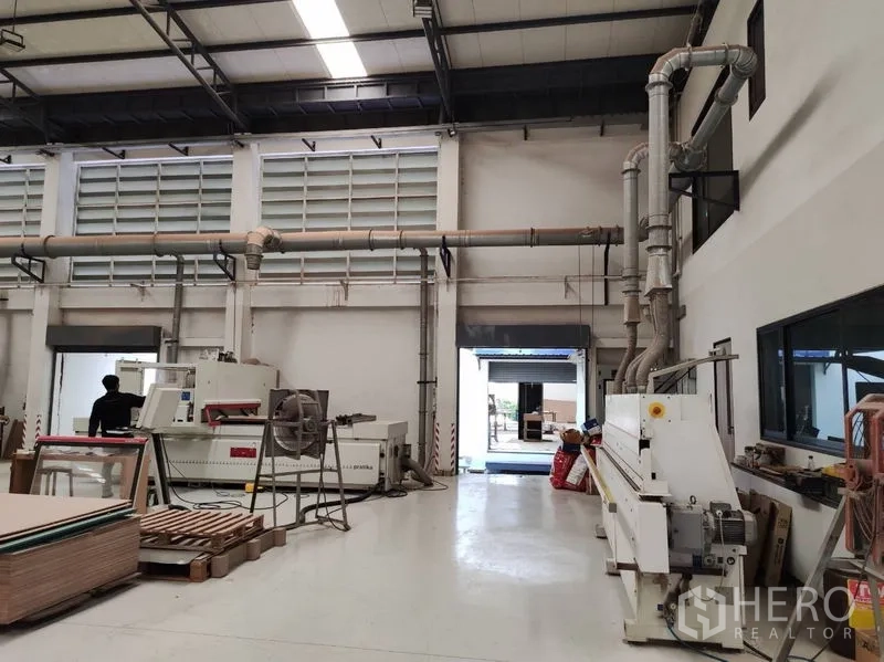 คลังสินค้า ขายในLat Krabang, Bangkok - โซนผลิตพร้อมท่อดูดฝุ่น เครื่องจักร และประตูม้วน