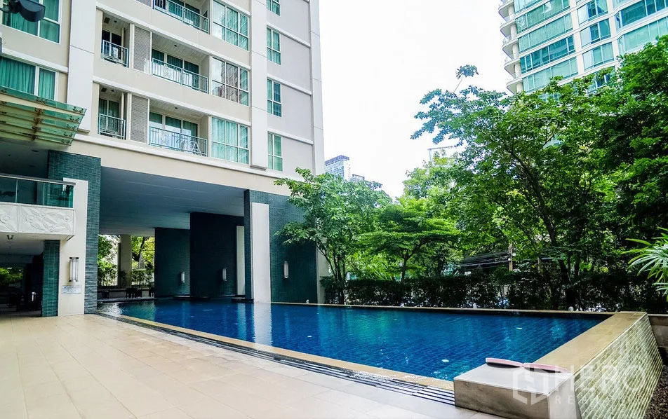 คอนโด ให้เช่าหรือขายในPathum Wan, Bangkok - สระว่ายน้ำกลางแจ้งของคอนโด รายล้อมด้วยต้นไม้และสวนร่มรื่น