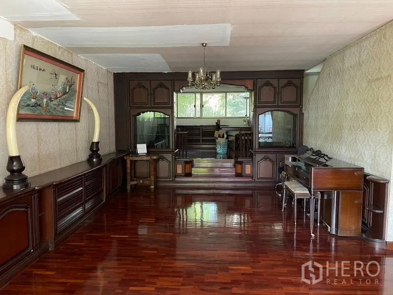 สำนักงานที่บ้าน ให้เช่าในWatthana, Bangkok - พื้นที่รับแขกเปิดโล่ง ตู้บิลท์อินสไตล์คลาสสิก โคมระย้า และเปียโน