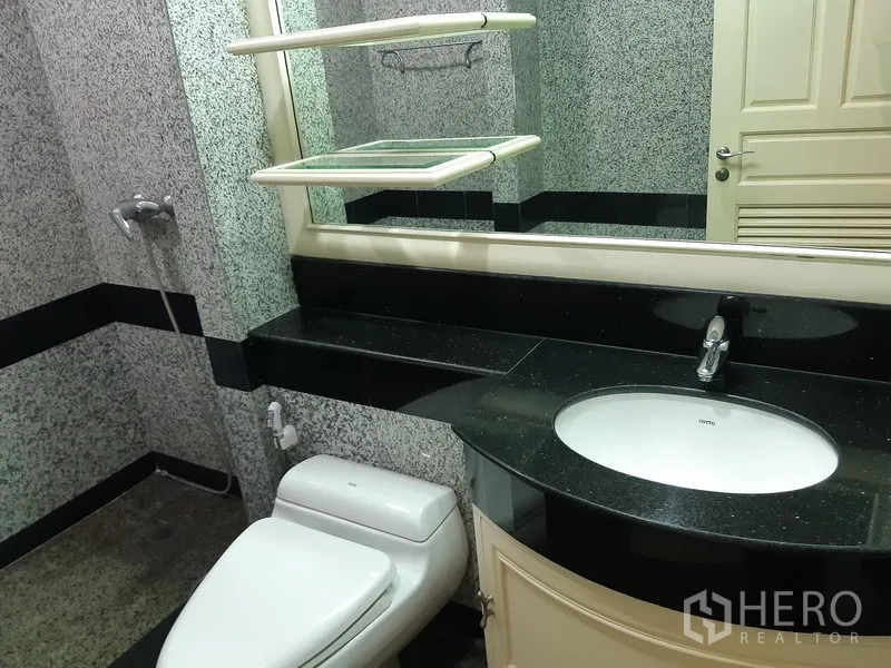 คอนโด ให้เช่าในKhlong Toei, Bangkok - ห้องน้ำพร้อมกระจกบานใหญ่ เคาน์เตอร์หินแกรนิตสีดำ โถสุขภัณฑ์ และมุมอาบน้ำ