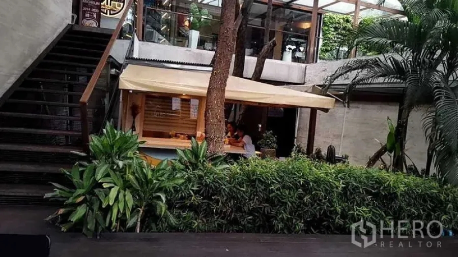 พื้นที่ขายปลีก ให้เช่าในWatthana, Bangkok - ซุ้มร้านพร้อมกันสาด ท่ามกลางพรรณไม้และบันไดกว้าง ในคอร์ตยาร์ดสมัยใหม่