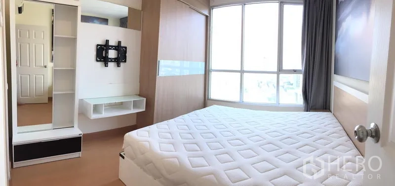 คอนโด ให้เช่าในWatthana, Bangkok - ห้องนอนใหญ่พร้อมหน้าต่างบานกว้าง ตู้บิลท์อิน และเตียงควีนพร้อมที่นอนสีขาว