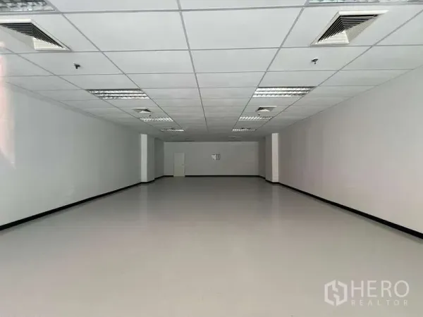 零售空间 出租在Pathum Wan, Bangkok - 116平空置零售单元，白墙、吊顶与日光灯照明。