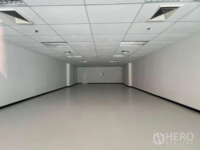 零售空间 出租在Pathum Wan, Bangkok - 116平空置零售单元，白墙、吊顶与日光灯照明。