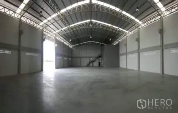 工厂 出租或出售在Bang Sao Thong, Samut Prakan - 宽敞工业空间，钢桁架屋顶与卷帘门出入口