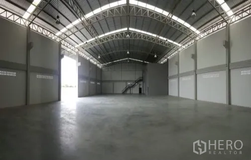 工厂 出租或出售在Bang Sao Thong, Samut Prakan - 宽敞工业空间，钢桁架屋顶与卷帘门出入口