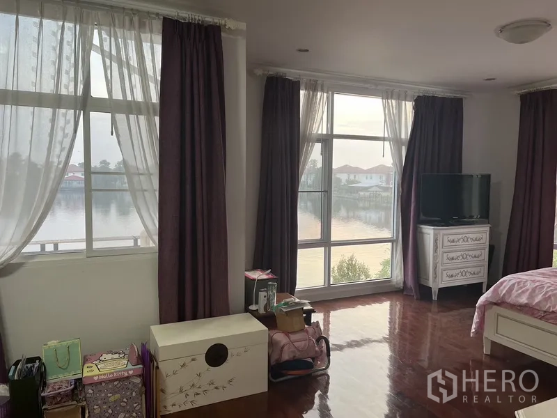 บ้าน ให้เช่าหรือขายในLat Krabang, Bangkok - พื้นที่ห้องนอนกว้าง กระจกขนาดใหญ่ แสงธรรมชาติพร้อมวิวทะเลสาบ.