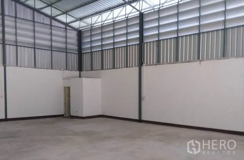 คลังสินค้า ให้เช่าในBang Yai, Nonthaburi - พื้นโกดังโล่ง หลังคาโครงเหล็กสูง พื้นคอนกรีต และห้องน้ำมุมอาคาร