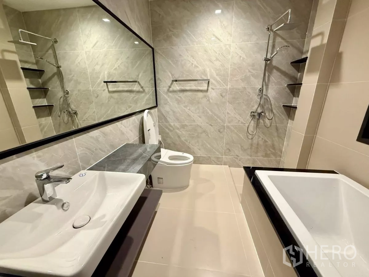 Detached House for rent in Bang Phli, Samut Prakan - Main bathroom with long vanity, shower and built-in bathtub.