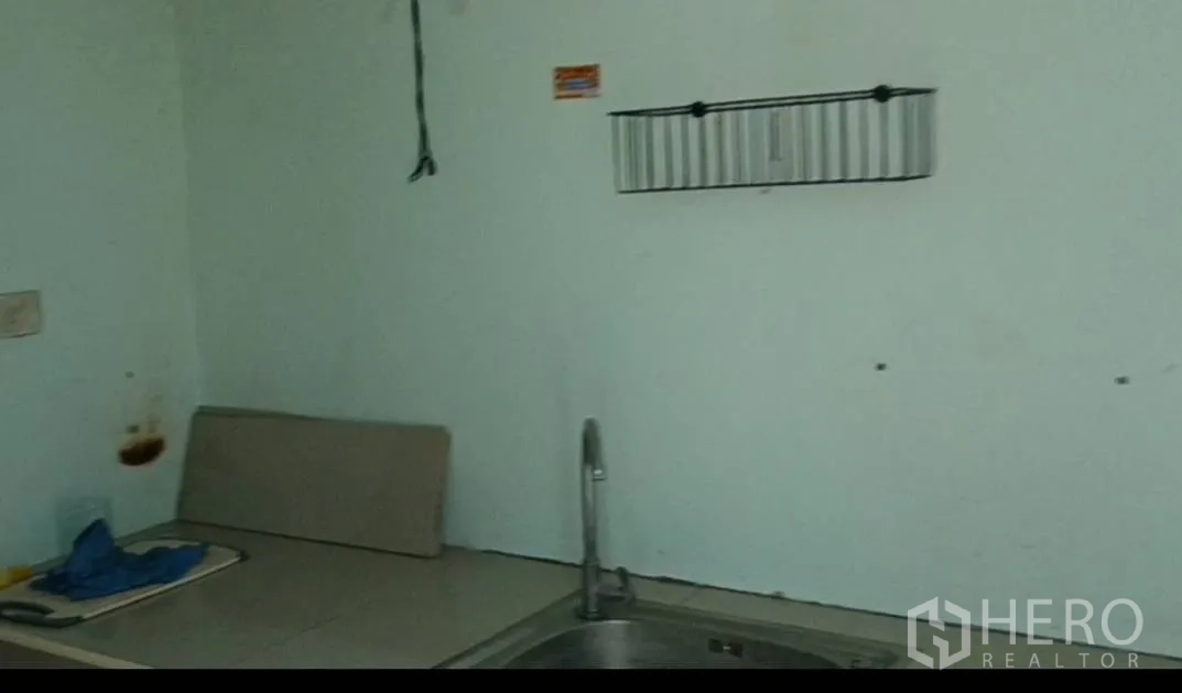 Warehouse for rent in Bang Len, Nakhon Pathom - Close-up of pantry sink and wall shelf in the service area.