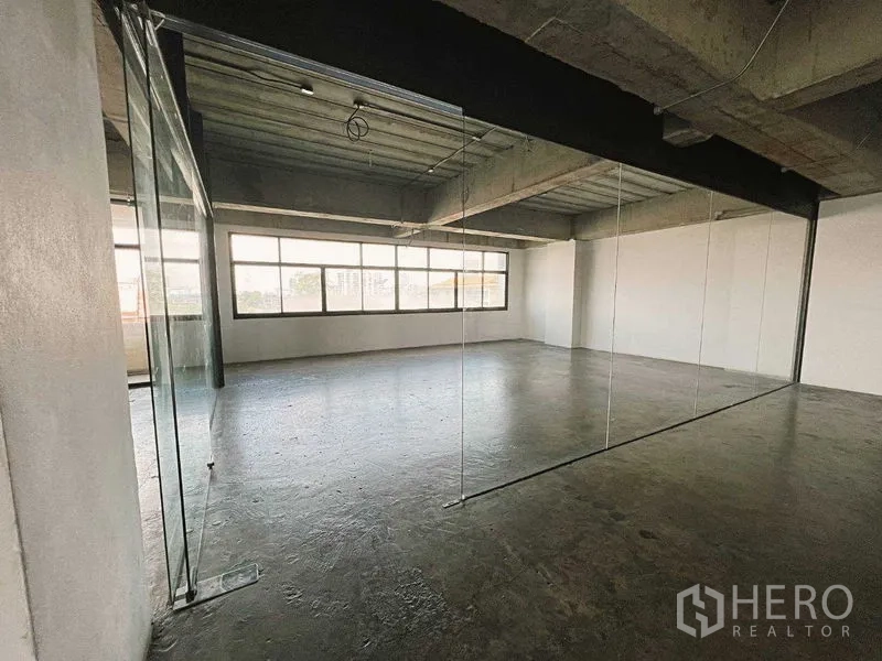 零售空间 出租在Yan Nawa, Bangkok - 以透明玻璃隔成的独立房间，配整面窗墙。