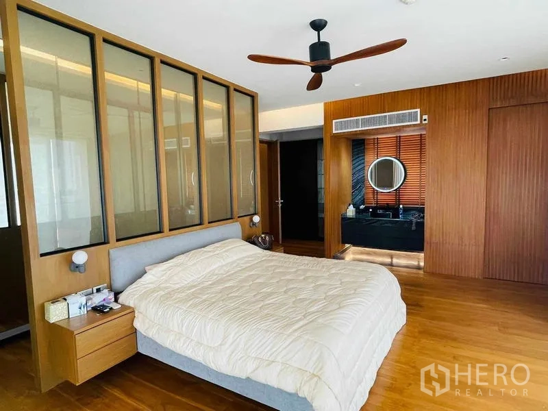 คอนโด ให้เช่าหรือขายในWatthana, Bangkok - ห้องนอนใหญ่กั้นกระจกฝ้า พัดลมเพดาน และส่วนแต่งตัวพร้อมกระจกกลม