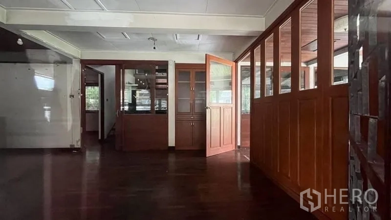 独立式住宅 出租 - 开放式房间，木质隔扇与内置柜，深色木地板