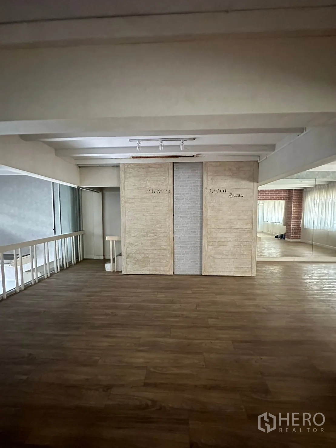 พื้นที่ขายปลีก ให้เช่าในWatthana, Bangkok - ชั้นลอยมีผนังตกแต่ง พื้นไม้ มองเห็นโถงด้านล่าง