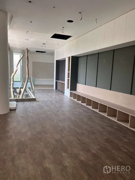 独立商业地产 出租在Khlong Toei, Bangkok - 长廊式区域，玻璃护栏与树景装饰，天花预留灯位。