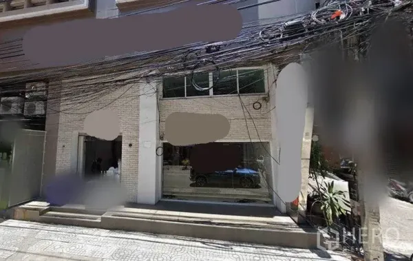 零售空间 出租在Watthana, Bangkok - 临街店面，超大展示橱窗与双入口，位于素坤逸商圈。