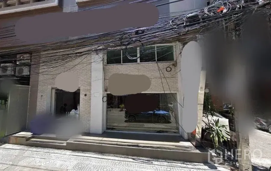 零售空间 出租在Watthana, Bangkok - 临街店面，超大展示橱窗与双入口，位于素坤逸商圈。