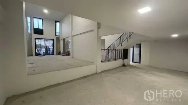 联排别墅 出售在Prawet, Bangkok - 挑高客厅，落地高窗与开放式布局。