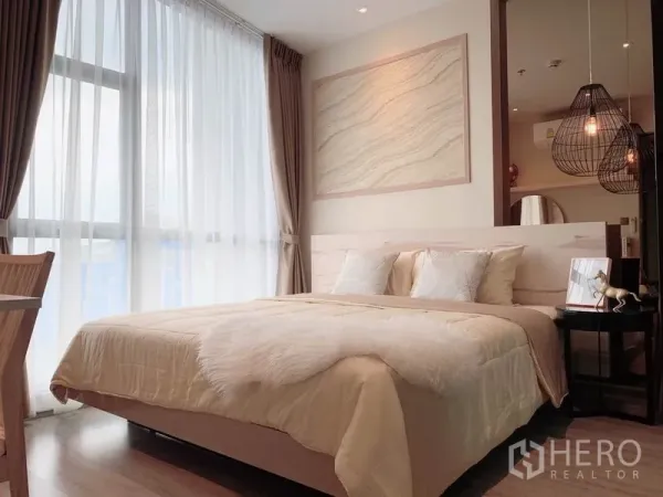 คอนโด ให้เช่าในWatthana, Bangkok - ห้องนอนสว่างไสว หน้าต่างสูงชนฝ้า แสงไฟอุ่น และชุดเครื่องนอนโทนสุภาพ