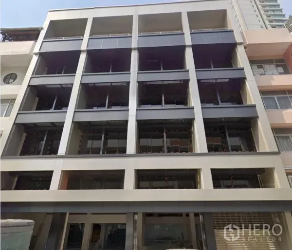 สำนักงาน ให้เช่าหรือขายในHuai Khwang, Bangkok - อาคารสำนักงานสมัยใหม่สูงกลาง ๆ ด้านหน้าแบบกริดพร้อมกระจกขนาดใหญ่