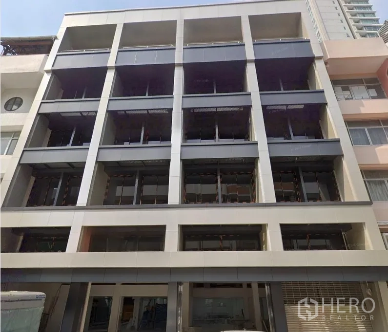 สำนักงาน ให้เช่าหรือขายในHuai Khwang, Bangkok - อาคารสำนักงานสมัยใหม่สูงกลาง ๆ ด้านหน้าแบบกริดพร้อมกระจกขนาดใหญ่