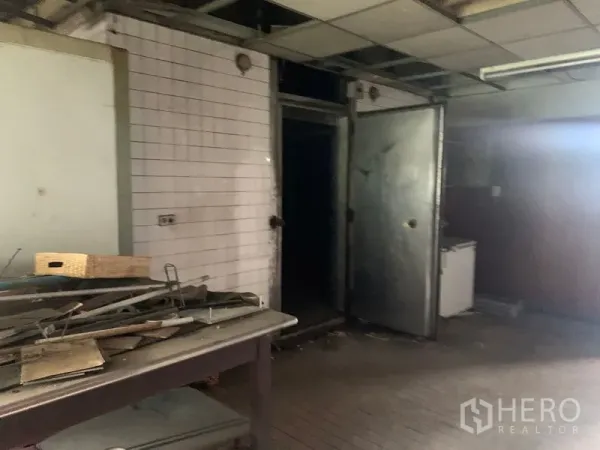 อาคารพาณิชย์ ให้เช่าในWatthana, Bangkok - ห้องเตรียมอาหารหลังบ้าน ผนังกระเบื้องสีขาว ประตู่โลหะ และโต๊ะทำงาน