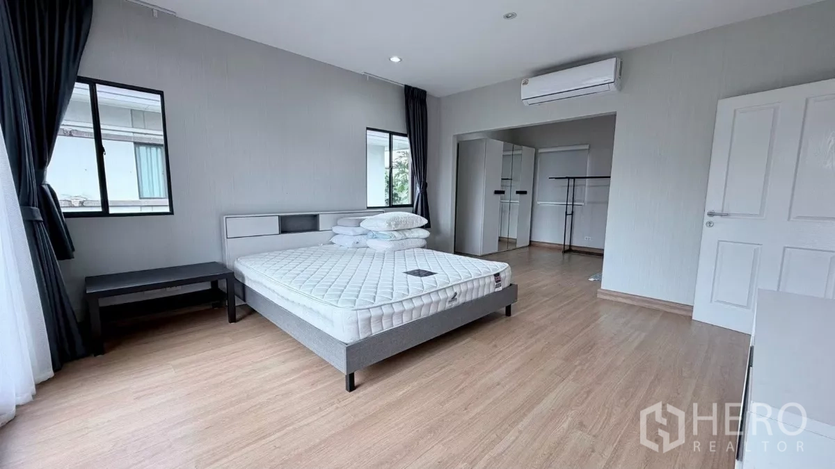 独立式住宅 出租或出售在Bang Phli, Samut Prakan - 主卧木地板，配空调与衣柜，空间明亮通风。