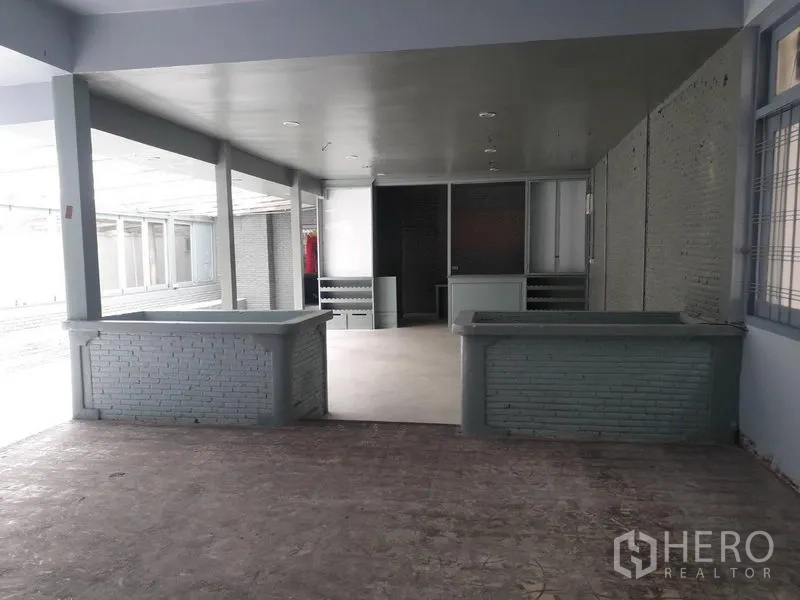 บ้าน ให้เช่าในWatthana, Bangkok - โถงโล่งมีหลังคาเฉลียง ก่ออิฐครึ่งผนังและพื้นคอนกรีต