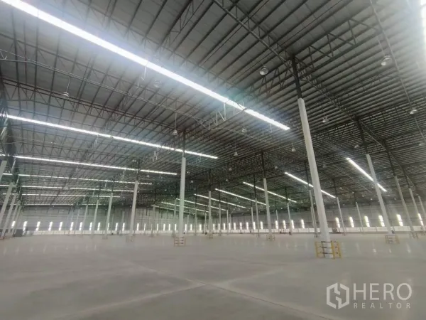 Factory for rent in Si Racha, Chon Buri - Open production hall featuring 12–15 m clear height and evenly spaced steel columns.