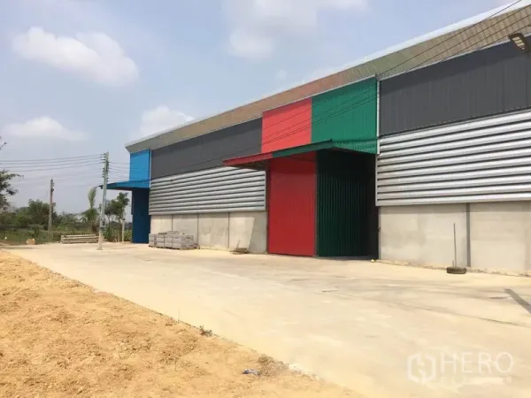 Warehouse for rent in Sai Noi, Nonthaburi - Color-panel warehouse facade with large sliding doors and generous loading apron.