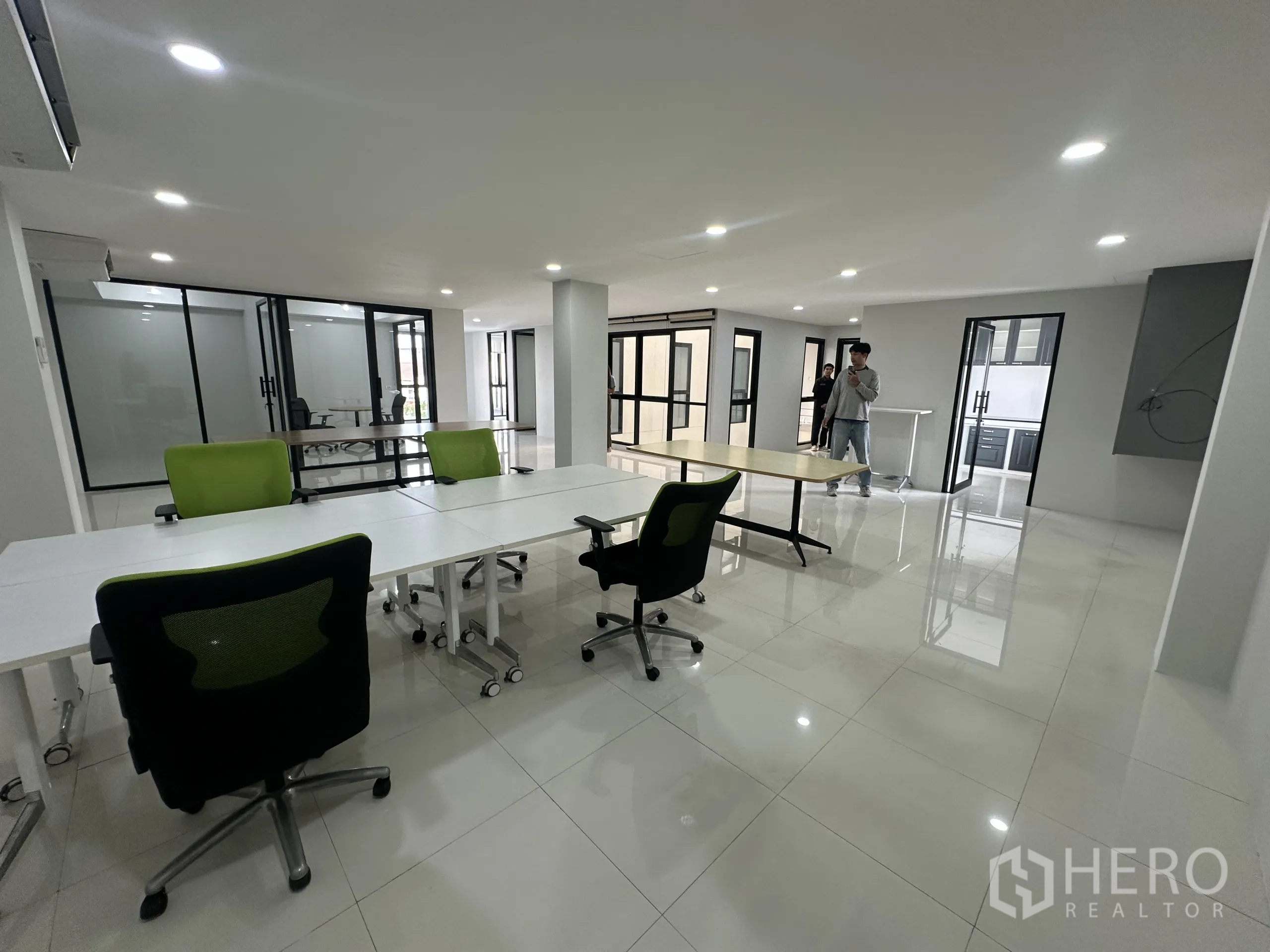 สำนักงาน ให้เช่าในPrawet, Bangkok - พื้นที่ทำงานโล่ง โต๊ะล้อเลื่อน เก้าอี้สีเขียว และไฟเพดานสว่าง