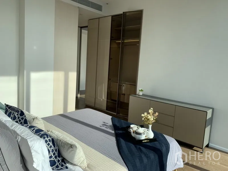 คอนโด ให้เช่าหรือขายในKhlong Toei, Bangkok - ห้องนอนใหญ่อาบแสงธรรมชาติ ตู้เสื้อผ้าบิลท์อิน ตู้ลิ้นชัก และพื้นไม้โทนอุ่น