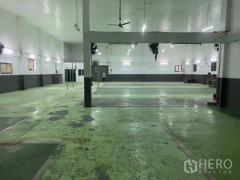 คลังสินค้า ให้เช่าในLam Luk Ka, Pathum Thani - ฮอลล์โกดังขนาดใหญ่แบบโอเพนแปลนพร้อมพัดลมเพดานและไฟ